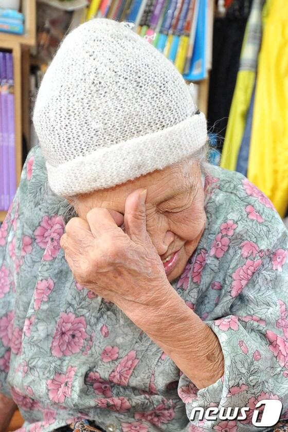본문 이미지 - 5일 황도숙 할머니(100·제주시 외도동)가 자신의 자택에서 북한에 두고 온 가족들을 생각하며 눈물을 훔치고 있다. 1951년 1.4후퇴 때 제주에 내려온 황 할머니는 지난 1983년부터 십수년간 이산가족 상봉 신청을 했지만 번번히 가족을 만나지 못했다. 대한적십자사는 황 할머니처럼 연세가 많고 가족들을 만나지 못한 이산가족들의 가정을 매년 이맘 때즘 방문해 위로의 시간을 보내고 있다.  © News1   이상민 기자