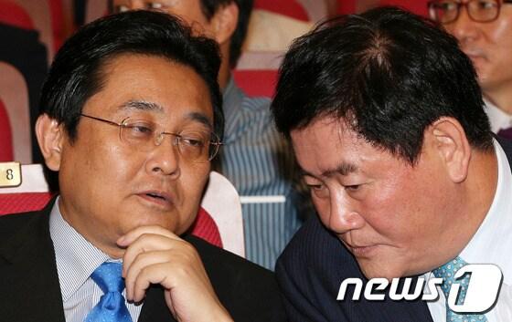 본문 이미지 - 최경환 새누리당 원내대표와 전병헌 민주당 원내대표가 5일 오후 서울 여의도 국회 의원회관에서 열린 신학용 의원 출판기념회에 나란히 참석해 대화를 나누고 있다.여야는 이석기 통합진보당 의원에 대한 체포동의안 처리 공조 후 정기국회 의사일정 협상을 시작했지만 현안에 대한 입장차가 커 접점을 좁히지 못하고 있다. 2013.9.5/뉴스1 © News1   오대일 기자