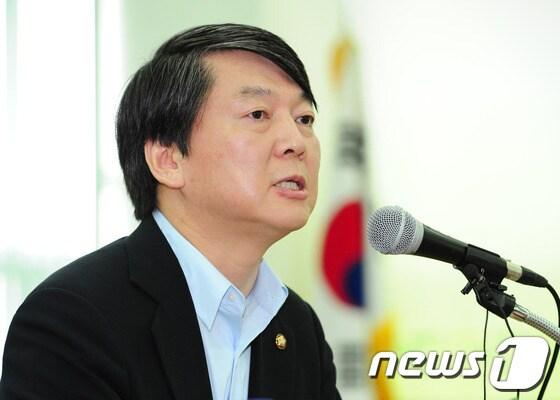 본문 이미지 - 무소속 안철수 의원이 5일 오후 인천시 남동구 구월동 YWCA에서 열린 기자간담회에서 취재진의 질문에 답하고 있다.2013.8.5/뉴스1 © News1   신창원 기자