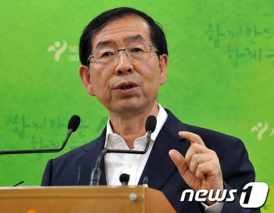 본문 이미지 - 박원순 서울시장이 5일 서울시청 브리핑룸에서 서울시 무상보육예산 입장 및 대책 발표 기자회견을 열고 있다.박 시장은 이날 회견에서 