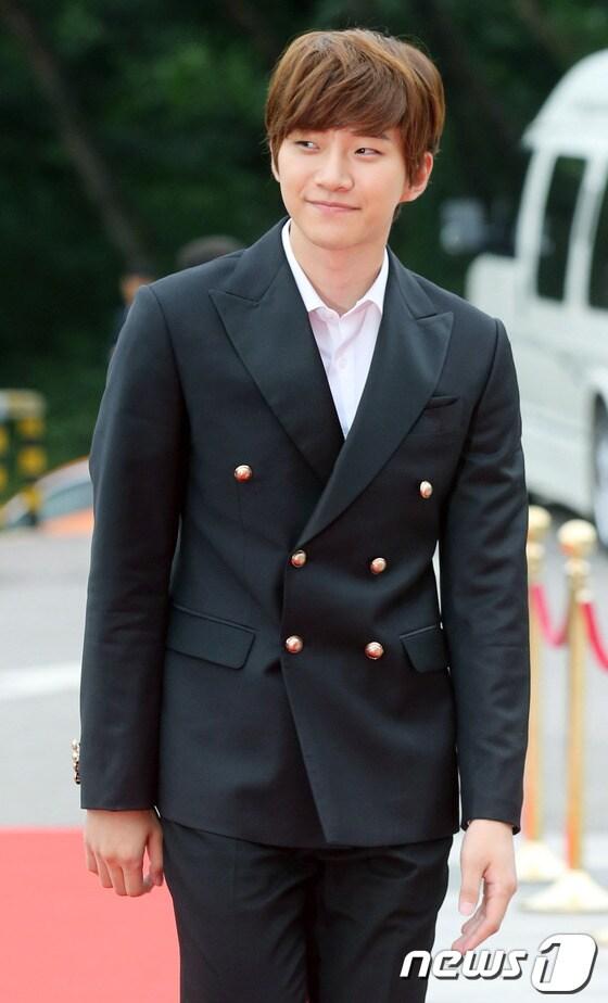 본문 이미지 - 아이돌그룹 2PM 준호가 영화 ‘스물’ 출연을 검토하고 있다. 준호가 레드카페를 걸어가면서 팬들의 환호에 미소로 답하고 있다.. © News1