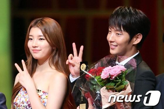 본문 이미지 - 그룹 미쓰에이의 수지와 배우 이준기가 5일 오후 서울 중구 장충동 국립극장에서 열린 '2013 서울드라마어워즈'에서 한류드라마 배우상을 수상한 뒤 포즈를 취하고 있다.	 2013.9.5 머니투데이/뉴스1 © News1   