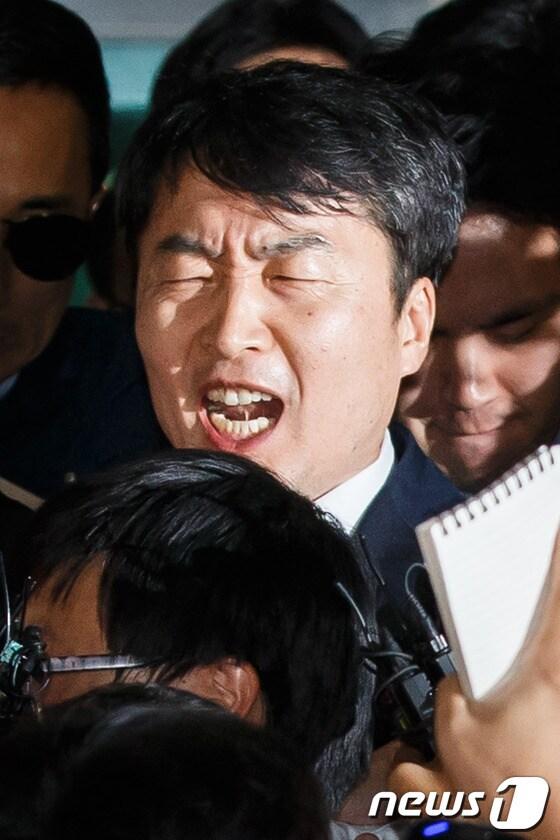 본문 이미지 - 내란음모 혐의를 받고 있는 이석기 통합진보당 의원이 5일 오후 구속영장이 발부돼 경기 수원남부경찰서에서 수원구치소로 이송되고 있다.수원지법 오상용 영장전담 부장판사는 이날 오후 7시30분께 