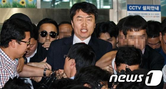 본문 이미지 - 내란음모 혐의를 받고 있는 이석기 통합진보당 의원이 지난달 5일 오후 구속영장이 발부돼 경기 수원남부경찰서에서 수원구치소로 이송되고 있다.  © News1   유승관 기자