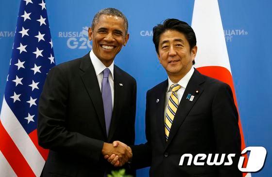 본문 이미지 - 5일&#40;현지시간&#41; 러시아 상트페테르부르크에서 열린 주요 20개국&#40;G20&#41; 정상회담에 앞서 버락 오바마 미국 대통령과 아베 신조 일본 총리가 만나 악수하고 있다.© 로이터=News1 이준규 기자