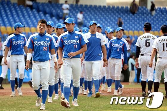 본문 이미지 - 한국청소년야구대표팀 선수들이 5일 오후 대만 타이중시 인터컨티넨털구장에서 열린 제26회 세계청소년야구선수권대회 일본과의 경기에서 10대 0으로 콜드게임패한 뒤 경기장을 나서고 있다.(사진공동취재단)2013.9.5/뉴스1 © News1 이광호기자  