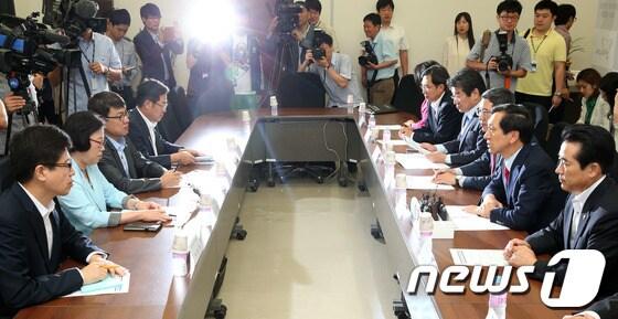 본문 이미지 - 일본 원전 방사능 오염수 유출에 따른 국민적 우려가 커지는 가운데 6일 오전 서울 여의도 국회에서 열린 방사능오염수입수산물 안전대책 당정협의에서 윤진숙 해양수산부 장관 등 정부측 참석자들이 새누리당 김기현 정책위의장의 모두발언을 경청하고 있다.2013.9.6/뉴스1 © News1   오대일 기자