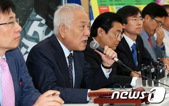 본문 이미지 - 민주당 김한길 대표가 6일 오전 서울광장 천막당사에서 열린 최고위원회의에서 모두발언을 하고 있다. 김 대표는 이 자리에서 