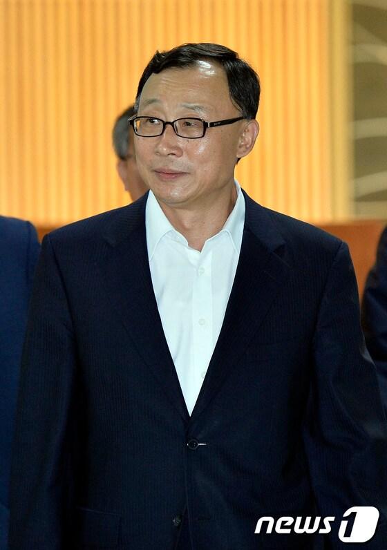 본문 이미지 - 채동욱 검찰총장이 6일 오후 서울 서초동 대검찰청 식당에서 점심식사를 마친 후 집무실로 이동하고 있다. 한 조간신문은 