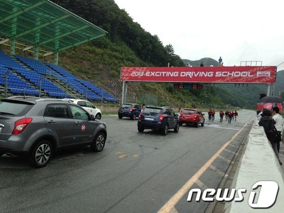 본문 이미지 - 쌍용차 '2013 익사이팅 드라이빙 스쿨'© News1  