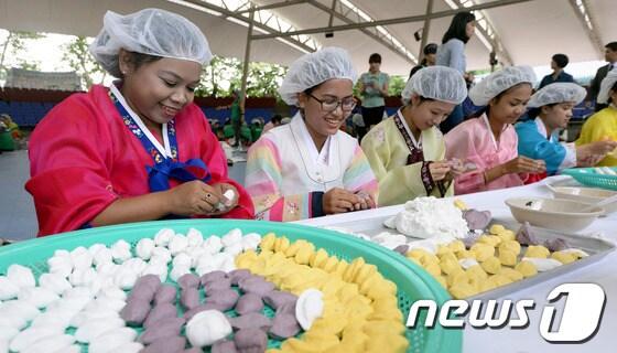 본문 이미지 - 추석을 앞두고 서울 송파구 서울놀이마당에서 열린 송편나눔 한마당에 참석한 결혼이주여성들. (사진은 이 기사의 내용과는 무관함)  /뉴스1 © News1   양동욱 기자