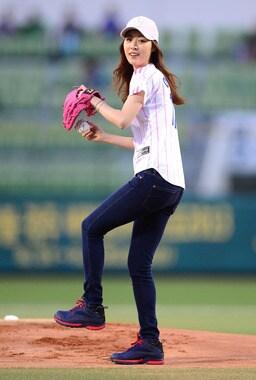 본문 이미지 - 지난4일 배우 이연희가  '2013 프로야구' 삼성 라이온즈와 KIA 타이거즈의 주중 연전 두 번째 경기에 앞서 시구를 하고 있다. © News1  