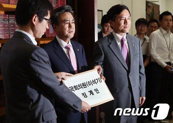 본문 이미지 - 새누리당 김태흠, 김진태 의원이 6일 오후 서울 여의도 국회의사당 의안과에서 '내란음모' 혐의로 구속된 이석기 통합진보당 의원의 제명을 요구하는 징계안을 제출하고 있다. 이석기 의원의 의원직 박탈을 목적으로 한 이번 징계안에는 새누리당 소속 의원 153명 전원이 서명했다. 2013.9.6/뉴스1 © News1   오대일 기자
