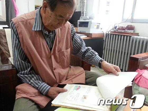 본문 이미지 - 김주길 할아버지(가명·82)가 북한에 있는 동생들이 보내온 편지를 보고 있다. © News1 박응진 기자 