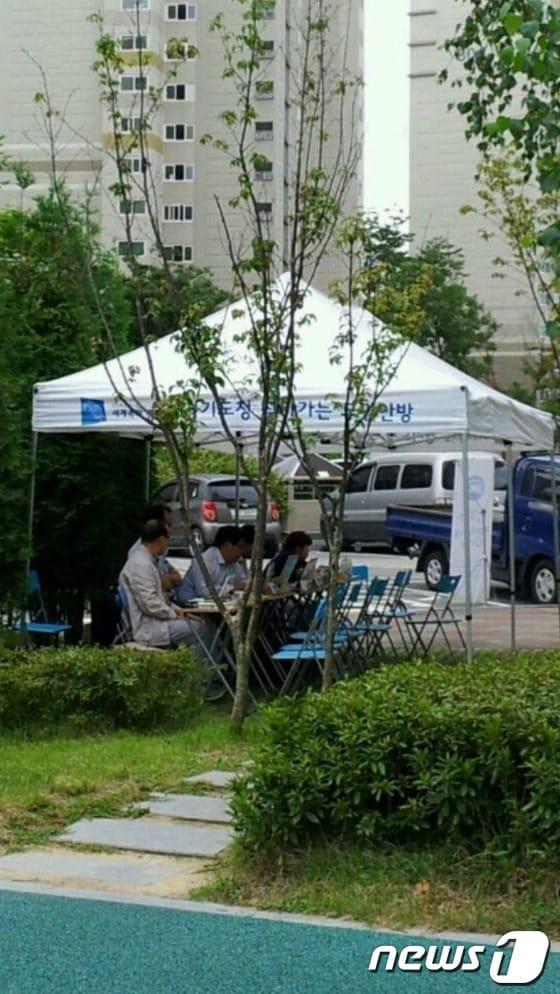 본문 이미지 - 경기도 찾아가는 도민안방이 6일 양주시 만송동 LH휴먼시아 아파트에서 찾는 이가 별로 없이 한산한 상태로 진행됐다. © News1 이상휼 기자 