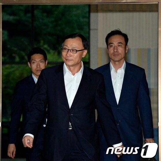 본문 이미지 - 채동욱 검찰총장이 6일 저녁 서울 서초동 대검찰청 현관 앞으로 업무를 마치고 퇴근을 하고 있다. 한 조간신문은 