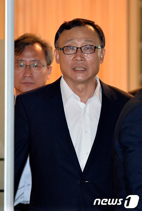 본문 이미지 - 채동욱 검찰총장이 6일 오후 서울 서초동 대검찰청 식당에서 점심식사를 마친 후 집무실로 이동하고 있다. 한 조간신문은 