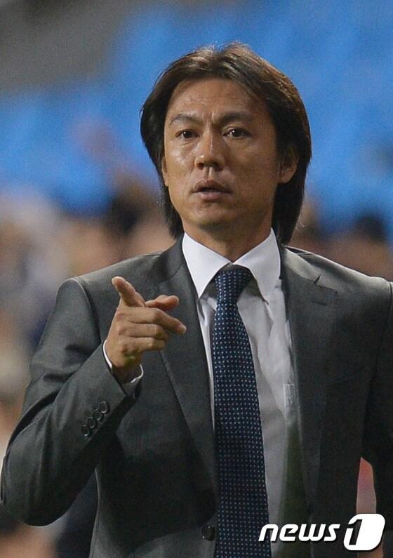 본문 이미지 - 6일 오후 인천축구전용경기장에서 열린 하나은행 초청 축구국가대표팀 친선경기 대한민국과 아이티의 경기에서 홍명보감독이 선수들에게 작전을 지시하고 있다.. 2013.9.6/뉴스1 © News1 이동원 기자