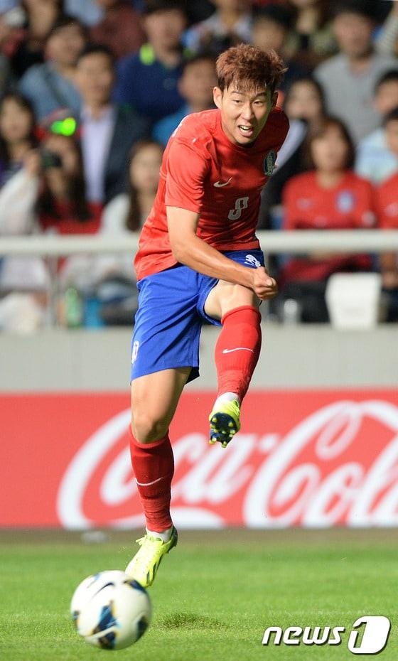 본문 이미지 - 지난 6일  인천축구전용경기장에서 열린 축구국가대표팀 친선경기 대한민국과 아이티의 경기에서 손흥민이 공격을 시도하고 있다. 2013.9.6/뉴스1 © News1   박지혜 기자