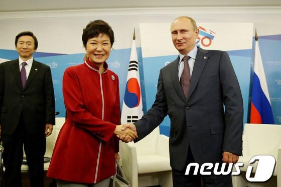 본문 이미지 - 박근혜 대통령과 블라디미르 푸틴 러시아 대통령이 6일&#40;현지시간&#41; 국제미디어센터&#40;IMC&#41;에서 열린 한국-러시아 정상회담에서 악수하고 있다. &#40;청와대 홈페이지&#41; 2013.9.7/뉴스1 © News1 