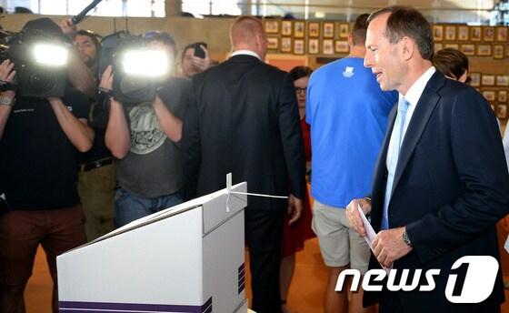 본문 이미지 - 7일(현지시간) 호주 시드니의 한 투표소에서 투표하고 있는 토니 애보트 호주 자유당 대표.© AFP=News1  