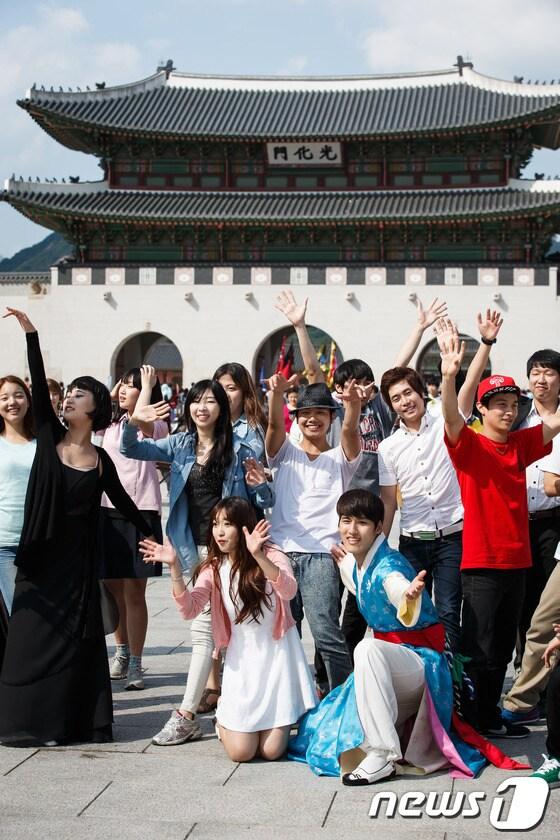 본문 이미지 - 국악아이돌 'MIJI' 와 비보이 팀 '코리아 브레이커스', 풍물패 등이 7일 오후 서울 광화문광장에서 국악 플래시몹 'BS프로젝트-그 여자, 과거로부터 찾아온 광대를 만나다'를 선보였다. 2013.9.7/뉴스1 © News1 유승관 기자