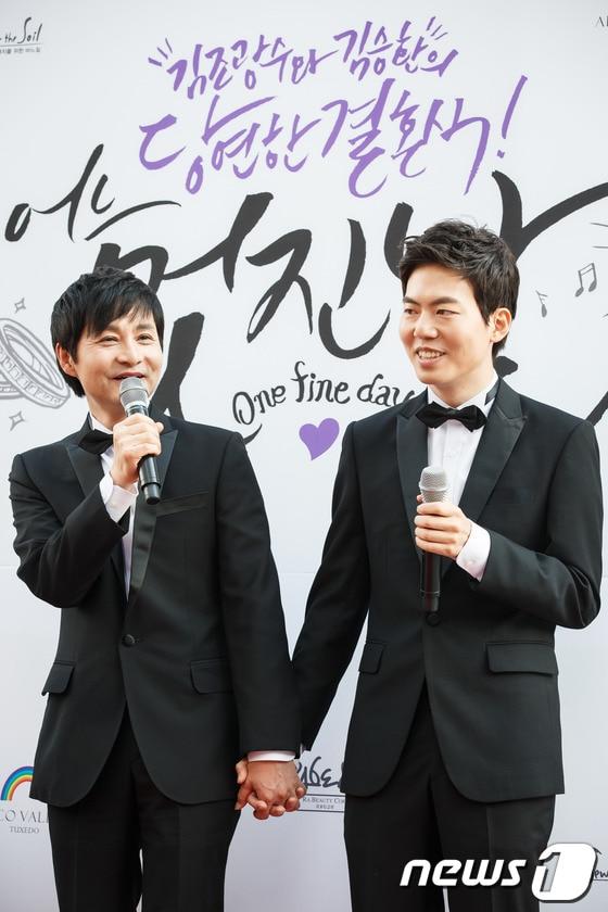 본문 이미지 - 동성연인으로 알려진 김조광수 감독과 김승환 레인보우팩토리 대표가 7일 오후 서울 청계천 광통교 앞에서 열리는 '김조광수와 김승환의 당연한 결혼식, 어느 멋진 날'에 앞서 기자회견을 갖고 있다.이들은 결혼식 축의금과 올해 하반기, 내년 상반기 모금을 통해 성소수자 인권센터인 '신나는 센터'와 이를 운영하는 성소수자 인권 재단(가칭)을 설립할 계획이다. 누구나 공개된 계좌로 입금할 수 있다. 2013.9.7/뉴스1 © News1   유승관 기자