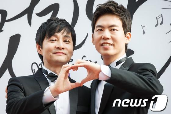 본문 이미지 - 동성연인으로 알려진 김조광수 감독과 김승환 레인보우팩토리 대표가 7일 오후 서울 청계천 광통교 앞에서 열리는 &#39;김조광수와 김승환의 당연한 결혼식, 어느 멋진 날&#39;에 앞서 열린 기자회견에서 포즈를 취하고 있다.이들은 결혼식 축의금과 올해 하반기, 내년 상반기 모금을 통해 성소수자 인권센터인 &#39;신나는 센터&#39;와 이를 운영하는 성소수자 인권 재단&#40;가칭&#41;을 설립할 계획이다. 누구나 공개된 계좌로 입금할 수 있다. 2013.9.7/뉴스1 © News1   유승관 기자