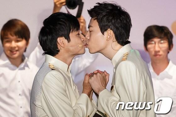 본문 이미지 - 국내 첫 동성결혼식을 올린 김조광수 감독과 김승환 레인보우팩토리 대표가 7일 오후 서울 청계천 광통교 앞에서 열린 '김조광수와 김승환의 당연한 결혼식, 어느 멋진 날'에서 입을 맞추고 있다.이들은 결혼식 축의금과 올해 하반기, 내년 상반기 모금을 통해 성소수자 인권센터인 '신나는 센터'와 이를 운영하는 성소수자 인권 재단(가칭)을 설립할 계획이다. 누구나 공개된 계좌로 입금할 수 있다. 2013.9.7/뉴스1 © News1   유승관 기자