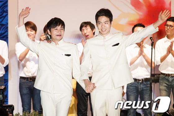 본문 이미지 - 국내 첫 동성결혼식을 올린 김조광수 감독과 김승환 레인보우팩토리 대표. /뉴스1 © News1 유승관 기자