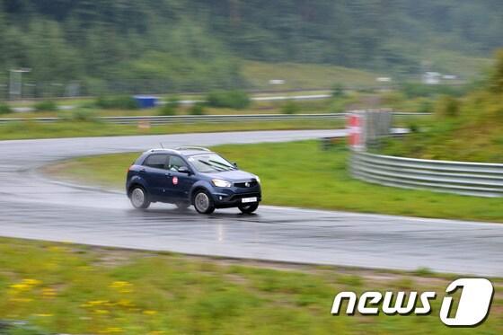 본문 이미지 - 쌍용차 뉴코란도C 태백레이싱파크 서킷 주행 모습(사진제공=쌍용자동차)© News1  