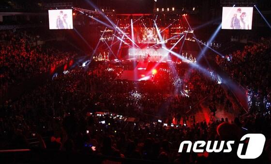 본문 이미지 - 8일(한국시간) '이스탄불-경주세계문화엑스포2013' 특별행사로 이스탄불 윌케르 스포츠 아레나에서 열린 K-POP페스티벌에는 터키는 물론 유럽 전역에서 몰려든 소녀 팬들로 북새통을 이뤘다.사진제공=경주세계문화엑스포/2013.9.8/뉴스1 © News1 최창호 기자