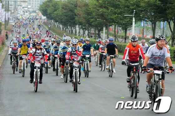 본문 이미지 - 7일 열린 진주 자전거그랑프리대회를 통해 진주시가 전국 최고의 자전거 도시임을 다시 한번 입증했다<진주시 제공>© News1 