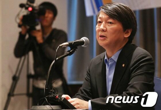 본문 이미지 - 안철수 무소속 의원이 8일 오후 경기 수원시 라마다프라자 호텔에서 열린 기자간담회에서 취재진의 질문에 답변하고 있다. 2013.9.8/뉴스1 © News1   송원영 기자