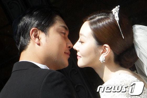 본문 이미지 - 배우 여현수, 정하윤이 8일 오후 서울 강남구 삼성동 노블발렌티에서 열리는 결혼식 전 기념촬영을 하고 있다.여현수와 정하윤은 과거 같은 소속사에서 활동했던 것을 인연으로 연인으로 발전해 지난 해 9월 열애사실을 공식적으로 밝혔다. 결혼을 전제로 교제해오던 두 사람은 지난 7월 소속사를 통해 가을 중 결혼 계획이 있음을 알렸다. 2013.9.8 머니투데이/뉴스1 © News1   