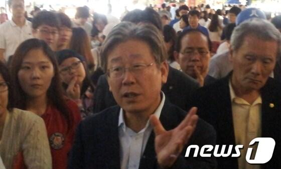 본문 이미지 - 이재명 성남시장이 성남보호관찰소 분당 서현동 기습이전과 관련해 '관찰.교육대상자 관찰소 출입 제한'이라는 해법을 제시하고 나섰다. 하지만 구체적 실천 방안이 제시되지 않은 '허울뿐인 제안'이라는 비판이 일고 있다. 사진은 이 시장이 한참 시위가 진행중인 8일 저녁 8시께 서현동 문화거리에서 시민들과 노상방담을 하고 있는 모습. © News1 정원평기자