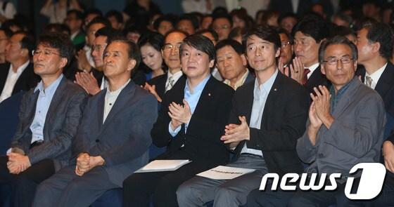 본문 이미지 - 안철수 무소속 의원이 지난달 8일 오후 경기 수원시 라마다프라자 호텔에서 정책네트워크 내일 주최로 열린 '경기도민과 함께하는 동행토크'에서 참석자들의 소개에 박수를 치고 있다. 2013.9.8/뉴스1 © News1 송원영 기자