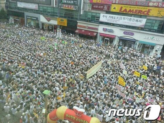 본문 이미지 - 성남보호관찰소 분당구 서현동 기습 이전에 항의하는 시민들이 8일 오후 3시께 서현역 문화거리를 가득 메우고 항의 집회를 열고 있다. © News1 정원평기자