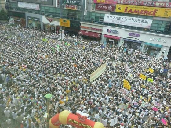 본문 이미지 - 수원보호관찰소 성남지소(이하 성남보호관찰소)의 분당구 서현동 기습이전에 항의하는 학부모들을 이끌던 '성남보호관찰소 이전 반대 학부모 범대책위원회'가 13일 공식 해산을 선언했다. 사진은 지난 8일 오후 분당 서현역 일원에서 관찰소 기습 이전에 반대하는 2000여명의 시민들이 대규모 항의 집회를 열고 있다. 2013.9.8/뉴스1  © News1   정원평 기자