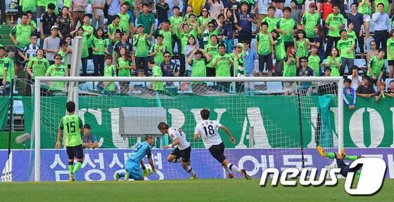 본문 이미지 - 10일 오후 현대오일뱅크 K리그 클래식 전북현대 모터스와 포항 스틸러스 경기에서 포항의 노병준 선수가 전반에 첫골을 성공시키고 있다.2013.9.8/뉴스1 © News1   김대웅 기자