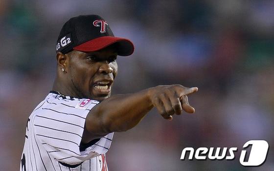 본문 이미지 - 8일 오후 잠실야구장에서 열린 ‘2013 한국야쿠르트 세븐프로야구’ LG트윈스와 삼성라이온즈의 경기에서 삼성 7회초 1사 1, 2루에서 LG 선발 리즈가 삼성 박한이를 삼진으로 돌려세운 후 환호하고 있다. 2013.9.8/뉴스1 © News1   이동원 기자