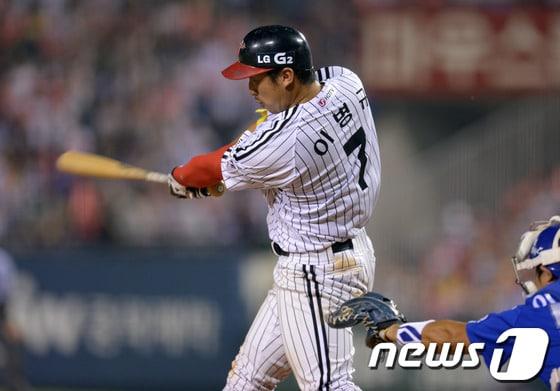 본문 이미지 - LG 트윈스 이병규(7번)이 극심한 타격 부진으로 인해 23일 1군 엔트리에서 제외됐다. ⓒ News1