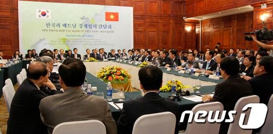 본문 이미지 - 박근혜 대통령이 베트남을 국빈 방문 중인 8일 오후(현지시간) 하노이 그랜드플라자호텔에서 ‘한국·베트남 경제협력 간담회’가 열리고 있다.(대한상의 제공) 2013.9.8/뉴스1 © News1   