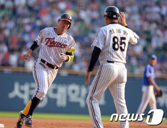본문 이미지 - 8일 오후 잠실야구장에서 열린 ‘2013 한국야쿠르트 세븐프로야구’ LG트윈스와 삼성라이온즈의 경기에서 LG 1회말 1사 3루 상황 정성훈이 투런홈런을 날린 후 3루 최태원 코치와 하이파이브를 나누고 있다. 2013.9.8© News1 이동원 기자 