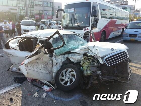 본문 이미지 - 8일 오후 4시45분께 경남 고성군 고성읍 동외리 14번 지방도로에서 발생한 교통사고 현장. <경남소방본부 제공>© News1 