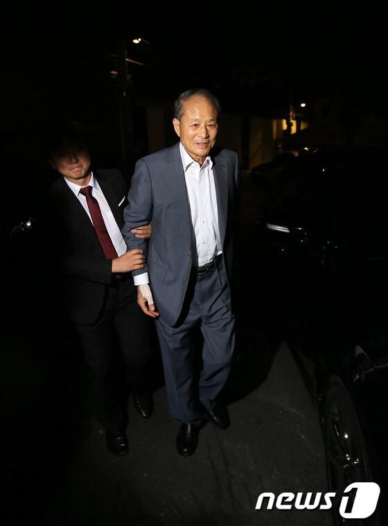본문 이미지 - 이명박 전 대통령의 친형이자 'MB정권' 최고 실세로 통했던 이상득 전 새누리당 의원이 9일 새벽 1년2개월의 수감 생활을 마치고 출소, 서울 성북동 자택에 도착해 차에서 내리고 있다. 2013.9.9/뉴스1