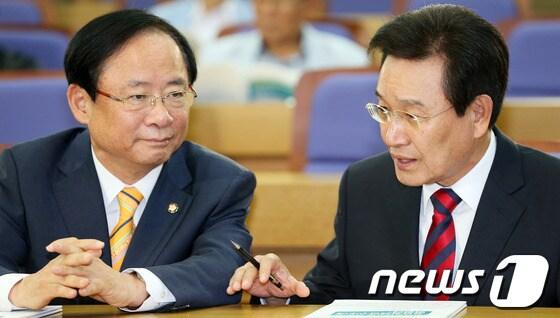 본문 이미지 - 9일 서울 여의도 국회 의원회관에서 열린 여야 정책연구소 첫 공동세미나에서 새누리당 이주영 여의도연구소장과 민주당 변재일 민주정책연구원장(오른쪽)이 머리를 맞댄 채 대화를 나누고 있다.정당정책연구소 사상 최초로 여야가 함께 마련한 이날 세미나는 '정책정당으로 가는 길, 정당정책연구소에 바란다'라는 주제로 개최됐다. 2013.9.9./뉴스1 © News1   오대일 기자