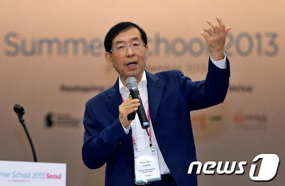 본문 이미지 - 박원순 서울시장이 9일 오전 서울 대한상의 국제회의장에서 열린 사회혁신국제회의 2013, 서울(SIX Summer School 2013, Seoul)에서 기조연설을 하고 있다.박 시장은 이날 사회혁신을 강조하며 신발을 벗은 채 기조연설을 했다. 2013.9.9/뉴스1 © News1   박지혜 기자