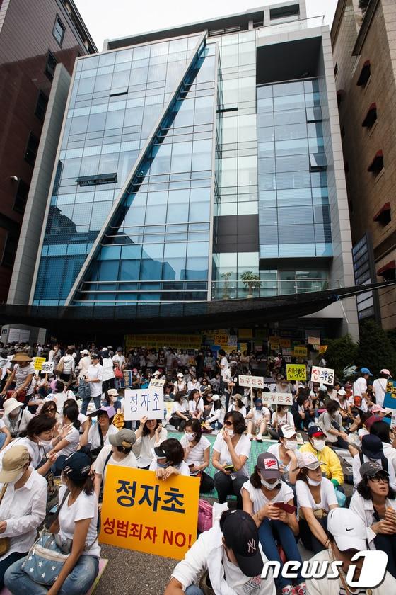 본문 이미지 - '성남보호관찰소 이전 반대를 위한 분당학부모비상대책위원회' 학부모들이 9일 오전 경기 성남시 서현동 성남보호관찰소 앞에서 침묵 농성을 펼치며 관찰소 직원들의 출근을 저지하고 있다. 수원보호관찰소 성남지소(성남보호관찰소)는 성남구 수진동에서 지난 4일 새벽을 이용해 서현동으로 기습 이전했으며, 뒤늦게 이 같은 사실을 알게 된 분당구민들의 거센 반발을 불러 일으켰다.비대위는 '성남보호관찰소 즉시 이전' 요구가 관철될 때까지 서명 운동, 시위 지속, 등교 거부 등 고강도의 투쟁을 이어갈 방침이라고 밝혔다. 2013.9.9/뉴스1 © News1   유승관 기자