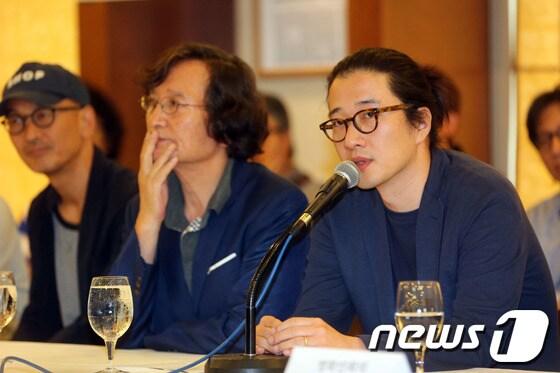 본문 이미지 - 백승우 감독이 9일 오전 서울 프레스센터에서 열린 영화 '천안함 프로젝트' 상영중단에 대한 영화인 기자회견에 참석해 자신의 입장을 발표하고 있다. /뉴스1   © News1   